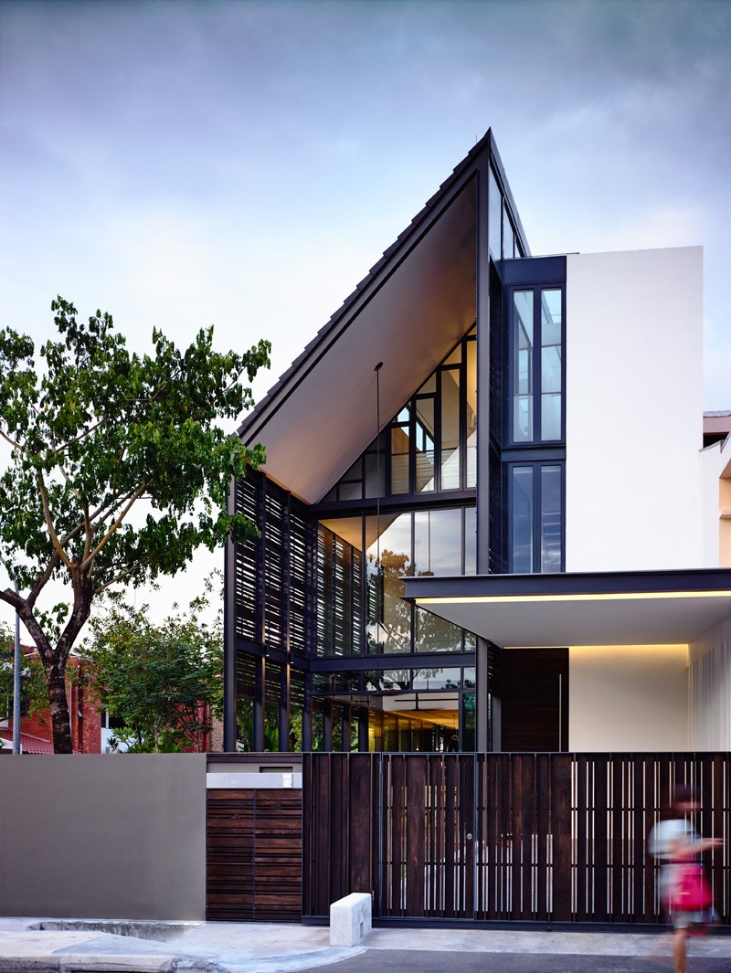 A Corner Terrace House For A Family In Singapore