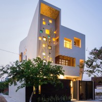 2H House by Truong An Architecture and 23°5 Studio