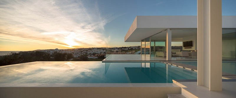 Contemporary swimming pool