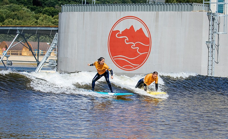  حديقة الأمواج الجديدة في ويلز- بريطانيا لديها أطول موجات من صنع الإنسان surfable في العالم  Surf-snowdonia_010815_06-800x491