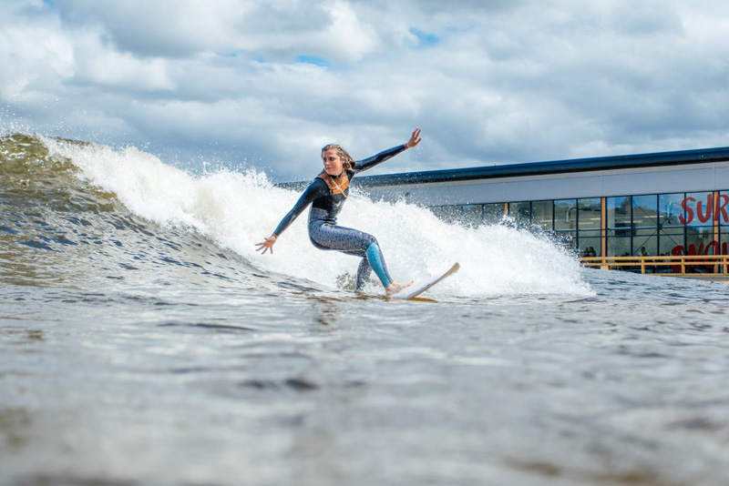  حديقة الأمواج الجديدة في ويلز- بريطانيا لديها أطول موجات من صنع الإنسان surfable في العالم  Surf-snowdonia_010815_07