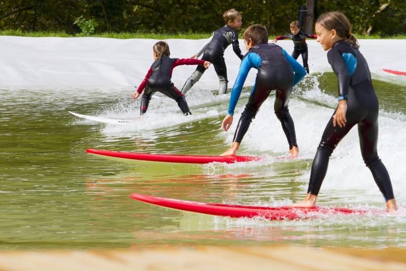  حديقة الأمواج الجديدة في ويلز- بريطانيا لديها أطول موجات من صنع الإنسان surfable في العالم  Surf-snowdonia_010815_08-800x533