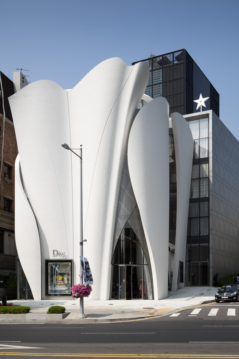 A Quick Look At How The Flowing Panels Of The Dior Flagship Store In Korea Were Made