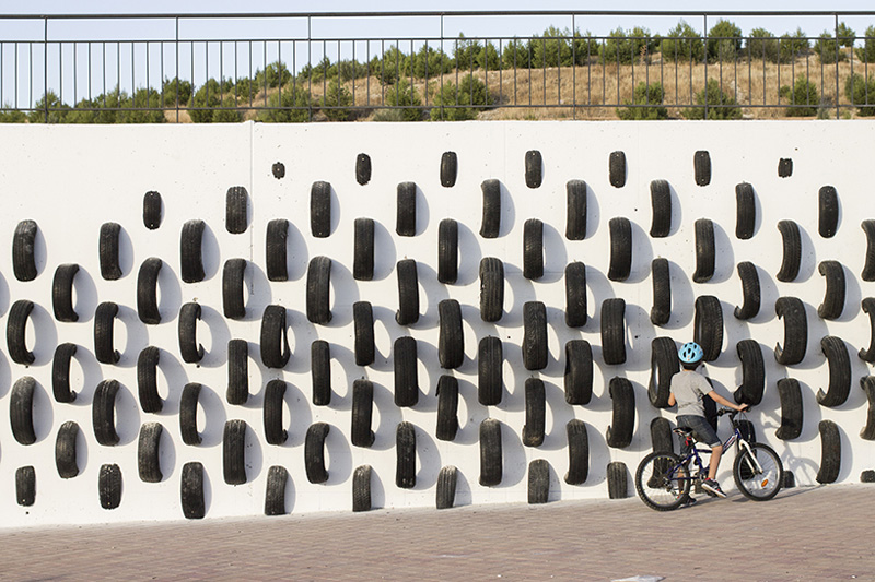 Spanish Artists Use Old Tires To Create Wall Art ...