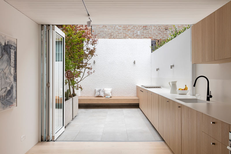 Indoor / Outdoor Kitchen - The Surry Hills House by benn + penna