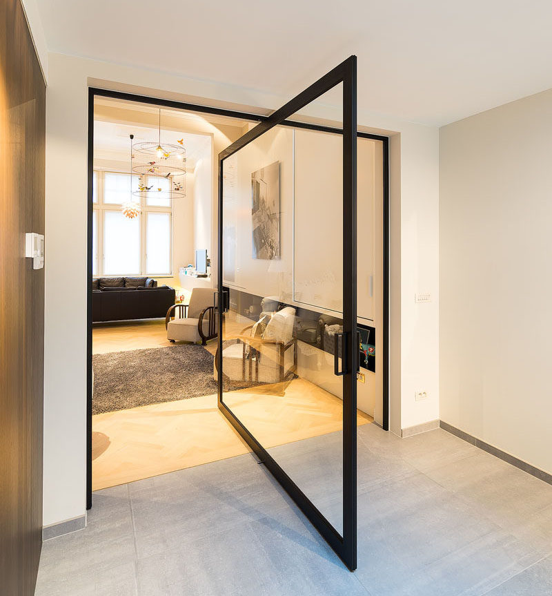 This glass pivot door has a unique central pivoting hinge that allows it to swing in both directions, enabling the doors to revolve up to 360°.