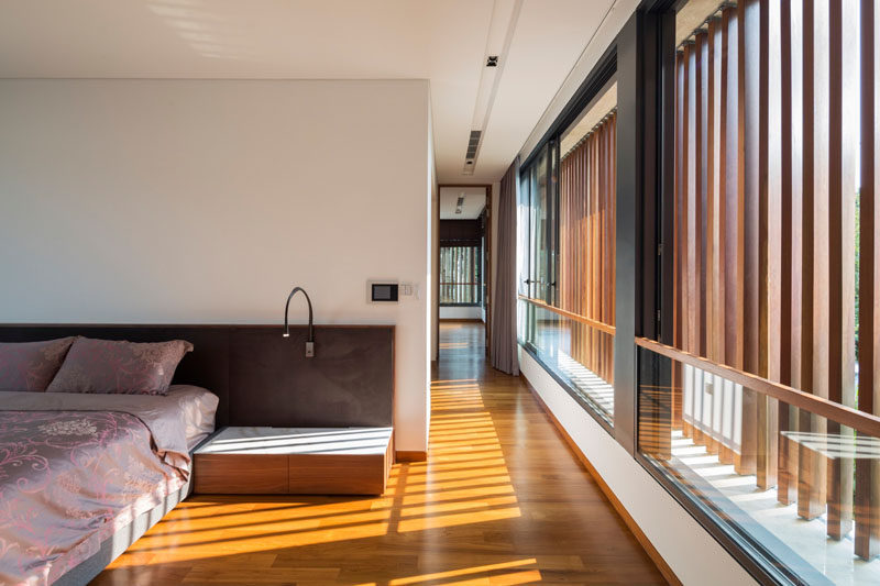 Adjustable vertical timber louvers along the windows shield the glazing and regulate how much sunlight reaches the bedroom, as well as ensuring privacy when required.