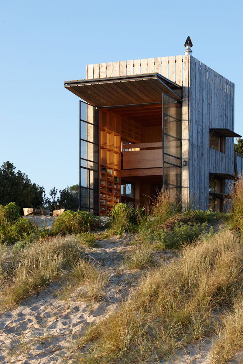 Crosson Clarke Carnachan designed a hut on sleds in Whangapoua, New Zealand.