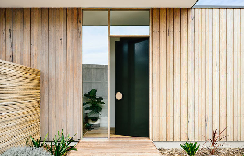 Front Door Design Idea ? Use An Oversized Circular Door Handle For A Unique Look