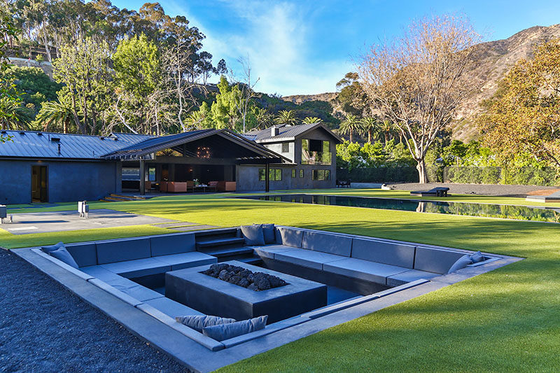 Modern Backyard Design Ideas - Create A Sunken Fire Pit For Entertaining Friends