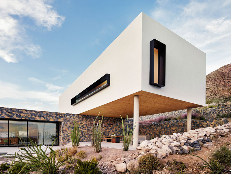 Set into the foothills of the Franklin Mountains, 800 ft above the city of El Paso, Texas, sits this modern family house designed by Hazelbaker Rush.
