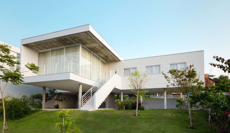 The Living Room In This Brazilian House Opens Up To Enjoy The Views