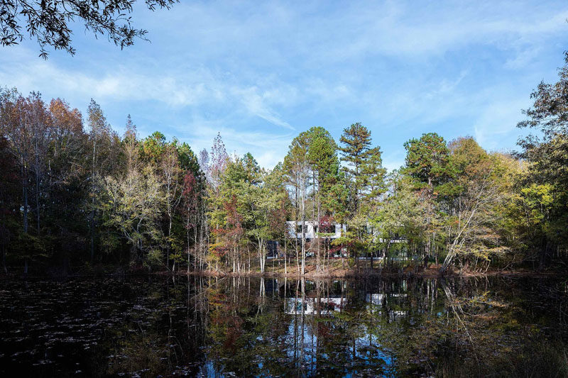 Архитектурная фирма in situ studio, спроектировала новый современный дом, окруженный лесом, и выходит на пруд в Мэтьюз, Северная Каролина.