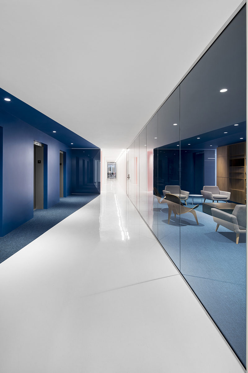 This Office Interior Used Color To Create Distinct Spaces | CONTEMPORIST