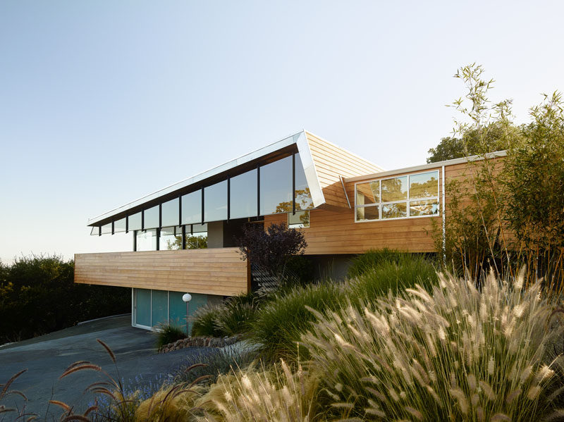 Mark English Architects have recently completed the renovation and an addition to an existing single-family, mid-century hillside home in Los Gatos, California. #MidCenturyModern #ModernHouse #Renovation #HouseDesign