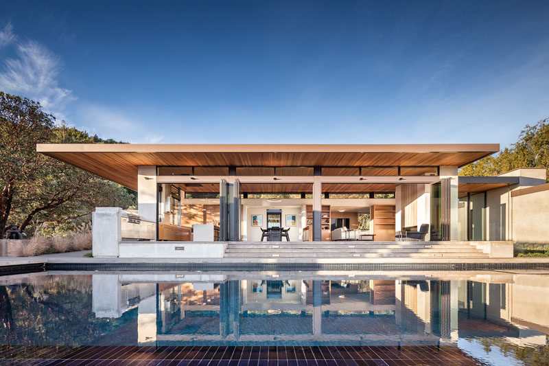John Maniscalco Architecture have designed a contemporary home in Healdsburg, California, that has views of Dry Creek Valley from every room. #ModernHouse #HouseDesign #Architecture