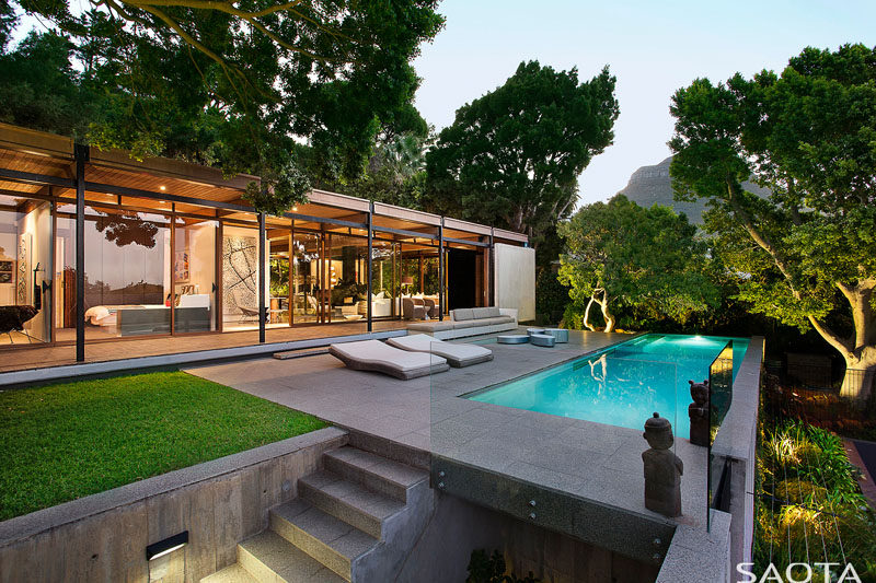 This modern house, originally built in 1969, was given a fresh update. #ModernHouse #Landscaping #ModernArchitecture #SwimmingPool