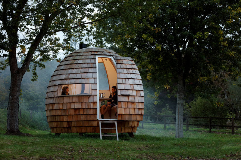 British-based designers Dominic Ash and Jeremy Fitter have joined forces to form Podmakers, and they have launched their first product, the Escape Pod, a unique shingle covered, outdoor space. #BackyardStudio #Shingles #HomeOffice