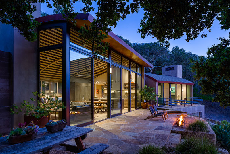 Neumann Mendro Andrulaitis Architects (NMA Architects), have designed a rustic modern house that sits within the pristine California coastal woodland with 100+ year old oak trees. #RusticModern #ModernHouse #CurvedRoof