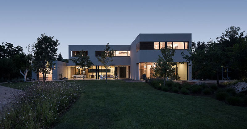 Neuman Hayner Architects have designed a new modern house for a family in Ein Ayala, Israel. #Architecture #ModernHouse