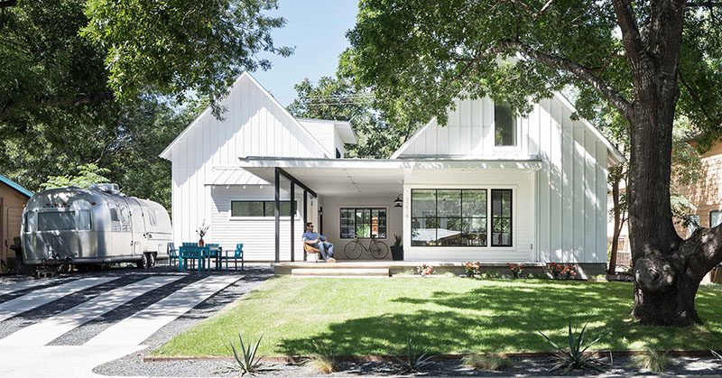 Arbib Hughey Design have completed a new contemporary house in Austin, Texas, that has an open front porch and patio area at the top of the driveway. #HouseDesign #Porch