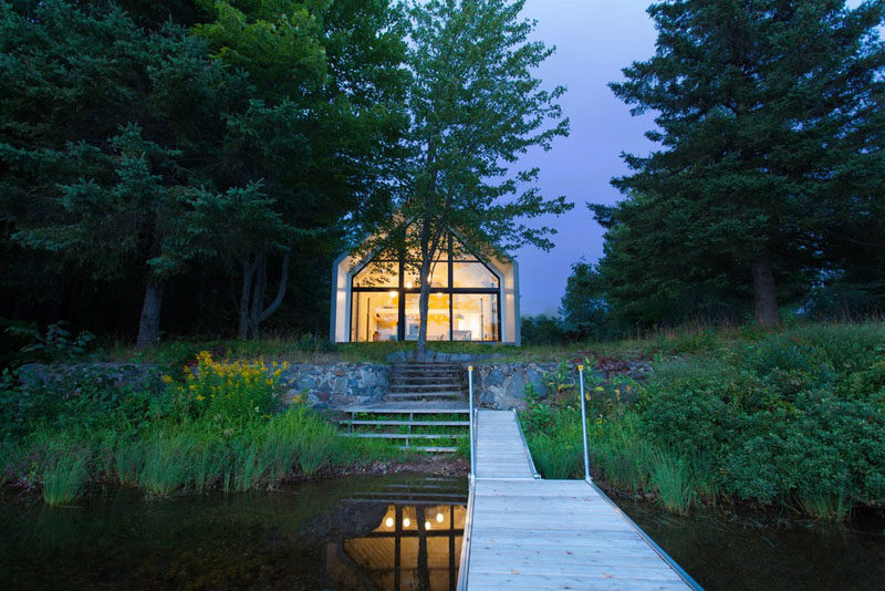 Architecture firm YH2 have designed a new vacation house that sits on the shores of Lac Plaisant in Quebec, Canada. #LakeHouse #ModernHouse #Architecture