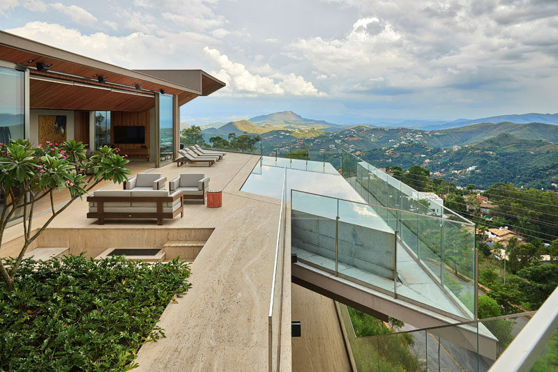 Anastasia Arquitetos have designed a new modern house in Nova Lima, a mountainous town near Belo Horizonte, Brasil. #ModernHouse #SwimmingPool #Architecture