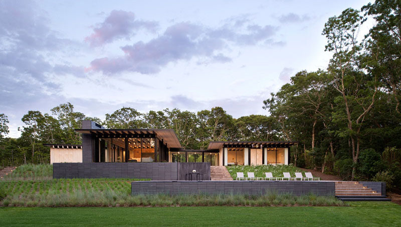 Bates Masi + Architects have designed a new house in Amagansett, New York, for their clients, a family who have a passion for being on the water. #ModernArchitecture #ModernHouse #Landscaping