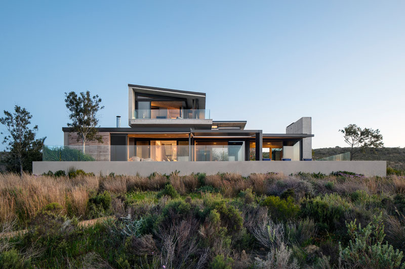 Interior design firm ARRCC in collaboration with architecture firm SAOTA, have recently completed the Benguela Cove residence, a new and modern holiday house in Overberg, South Africa. #Architecture #ModernHouse