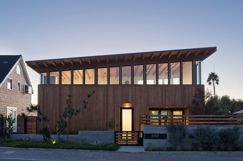 Brett Farrow Architect has completed the Cornish House, a new modern residential project located in the Southern California Coastal community of Encinitas. #Architecture #ModernHouse #WoodHouse #Windows