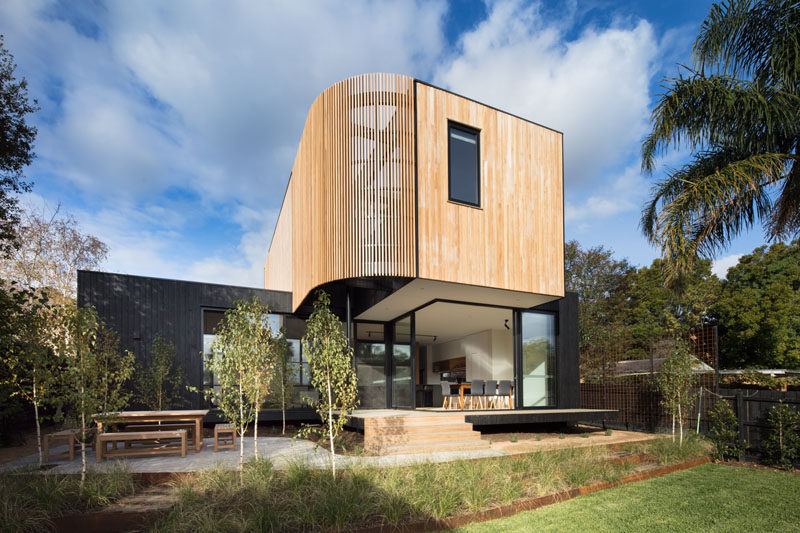 Australian based firm Modscape has recently completed a two-storey modern modular extension for a weatherboard house in Melbourne, for a family that needed some extra space. #HouseExtension #Architecture #WoodSiding