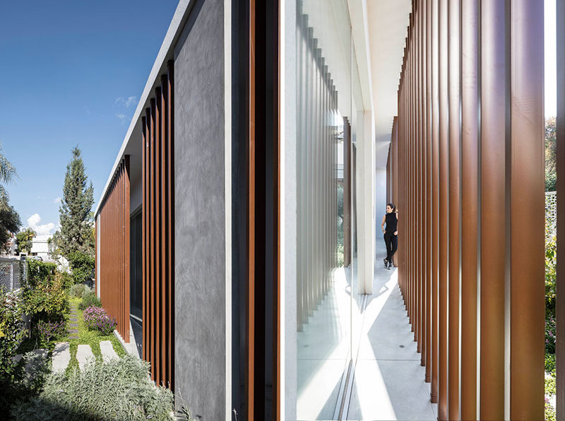 This modern house has iron louvres located along the western facade, offering privacy and creating different shade patterns on the walls inside. #Architecture #Louvers