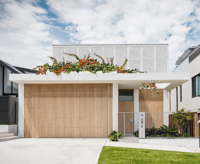 Madeleine Blanchfield Architects have designed a new and modern house for a young family in the dense beachside suburb of Coogee, Australia. #Architecture #ModernHouse