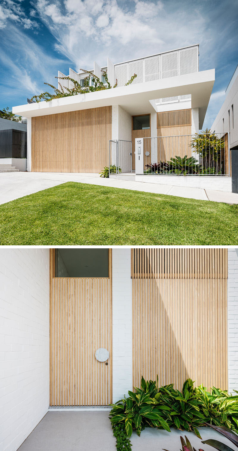 The double garage door of this modern housr is hidden in plain sight by integrating the door and using it as part of the overall facade design. #ModernHouse #ModernArchitecture #HiddenGarageDoor