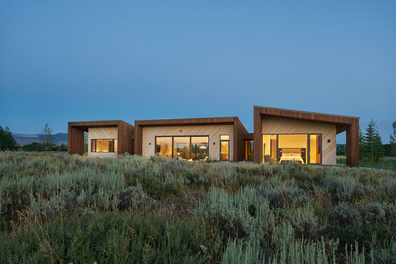 kt814 architects have designed a new house in Jackson Hole, Wyoming, that's been designed as a series of three connected pavilions. #ModernHouse #ModernArchitecture #WoodSiding