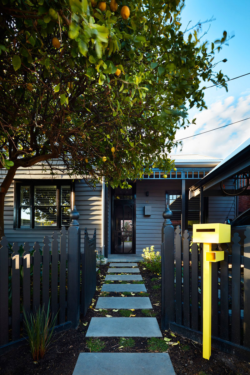 Australian architecture firm Bryant Alsop, have completed a modern two-storey rear addition to an inner-city site in Melbourne, that houses a workers cottage. #WorkersCottage