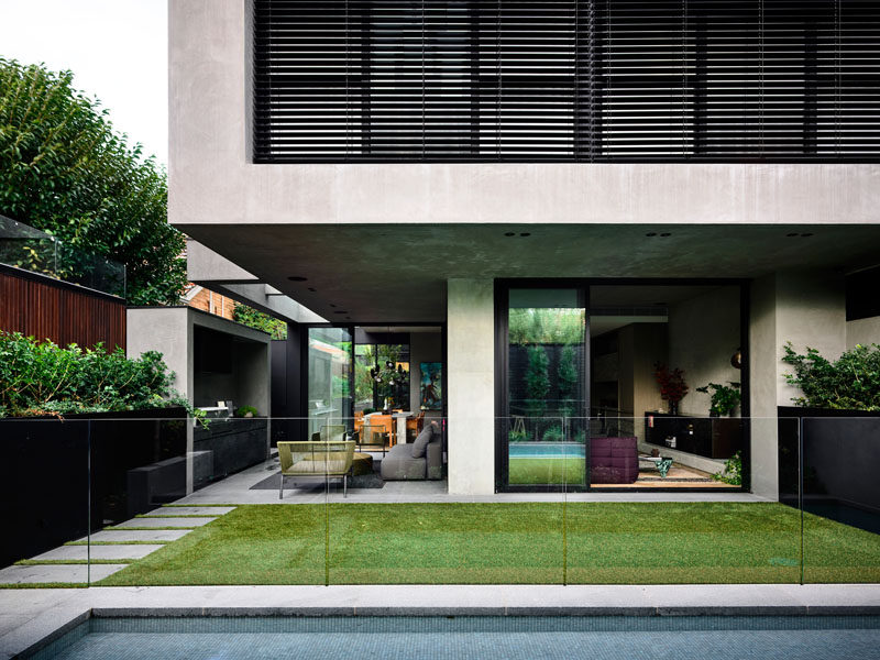 AGUSHI Construction together with architects and interior designer firm Workroom, have completed a new 4-bedroom residence in Melbourne, Australia. #ModernHouse #ModernArchitecture