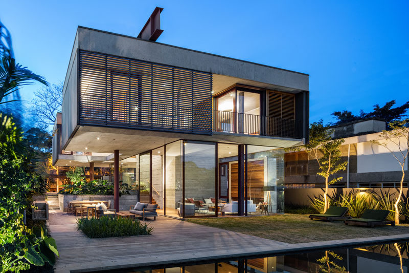Una Architects have recently designed a new and modern house in Sao Paulo, Brazil, that's built on the top of a hill in a residential neighborhood. #Architecture #ModernHouse #HouseDesign