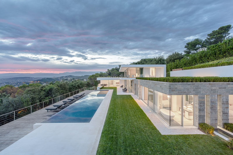 French firm Caprini & Pellerin Architectes, have completed a new contemporary villa that sits on a hillside overlooking the bay of Cannes. #ModernArchitecture #HouseDesign #Villa