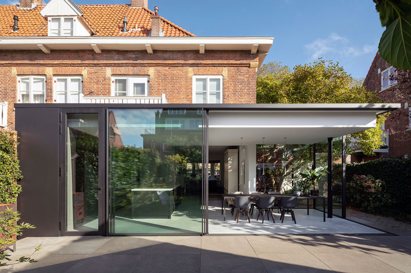 Bloot Architecture have designed a minimalist house extension in The Netherlands, that contrasts the brick architecture of a 1927’s house. #GlassWalls #ModernHouseExtension #Architecture