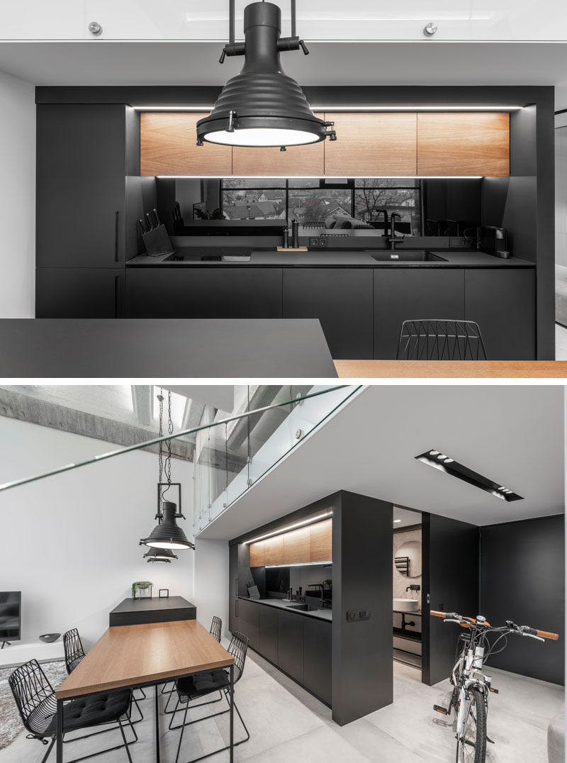 Trong nhà bếp hiện đại này, tủ gỗ phía trên bổ sung cho bàn ăn, tương phản với tủ màu đen và thêm một nét tự nhiên cho nội thất tối giản. #ModernK Kitchen #BlackK Kitchen