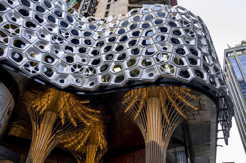 2500 Aluminum Panels Make Up This Sculptural Facade By Australian Artist Alexander Knox