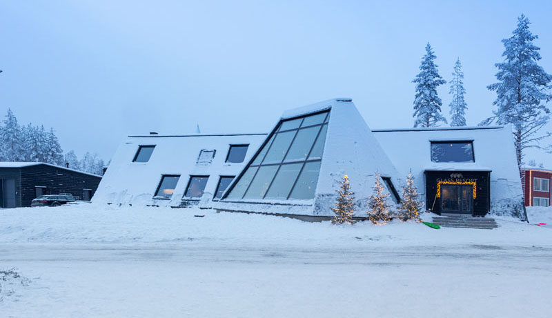 Finnish-Italian architecture office VOID Architecture and Finnish timber house manufacturer Honkatalot/PolarlifeHaus have developed the Glass Resort, a winter holiday destination in Rovaniemi, Finland. #Resort #WinterResort #Hotel #Architecture