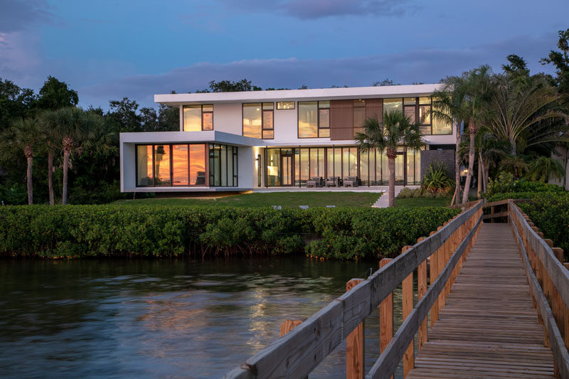 Sweet Sparkman Architects have completed a new house in Sarasota, Florida, that overlooks Sarasota Bay. #ModernHouse #ModernArchitecture