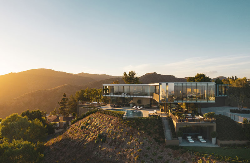 SPF:architects (SPF:a) have recently completed the Orum Residence, a three-level home in Bel-Air, California, that takes on the shape of a three-winged propeller. #ModernArchitecture #HouseDesign #ModernHouse