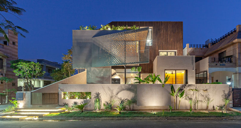 Abraham John Architects has designed the Chhavi House, a residential villa that's located on a corner lot in Jodhpur, India. #ModernHouse #Architecture