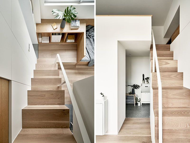 Cầu thang gỗ đơn giản với tay vịn màu trắng dẫn lên phòng ngủ trên gác xép trong căn hộ nhỏ bé này. #Stairs #SmallApemony #TinyLiving