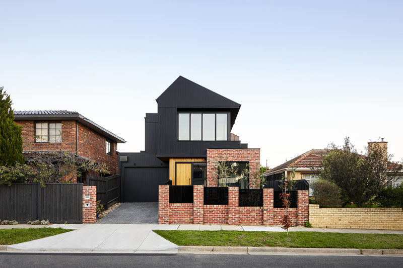 Atlas Architects has designed the 'Brodecky House', a modern house in Melbourne, Australia, that features a Shou Sugi Ban (burnt wood) second floor. #ShouSugiBan #ModernHouse #RecycledBrick