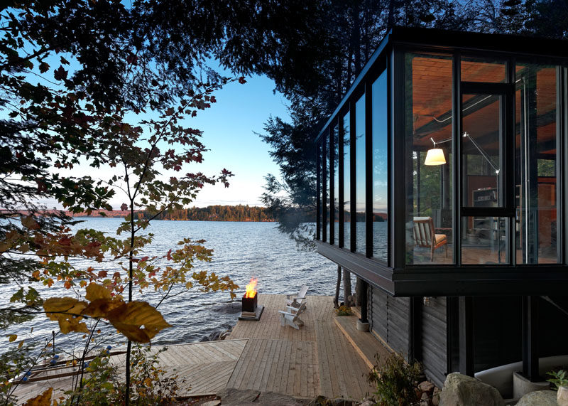 Building Arts Architects has designed a new modern boat house on the shores of Kawagama Lake in Ontario, Canada, that includes dry slip boat storage via marine railway, and a 452 square foot (42 sqm) dwelling space. #ModernArchitecture #BoatHouse #ModernBoatHouse #LakeHouse
