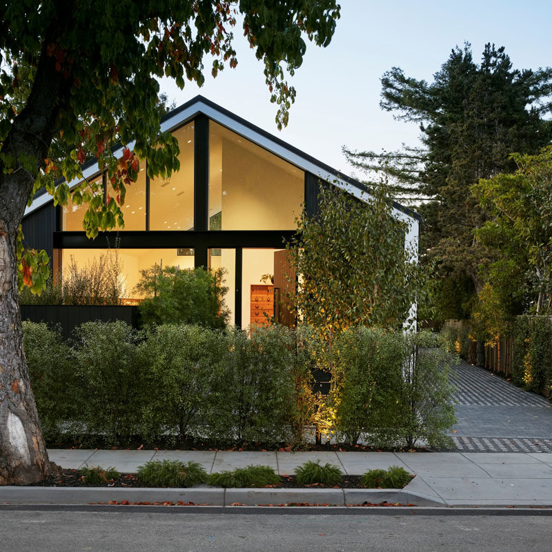 San Francisco based firm MAK Studio, has designed a modern house in Burlingame, California, that features clean lines and dark accents. #ModernHouse #HouseDesign #ModernArchitecture